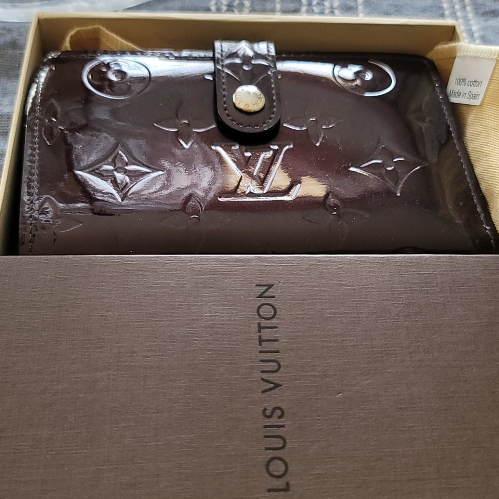 LV porte vernis kisslock wallet